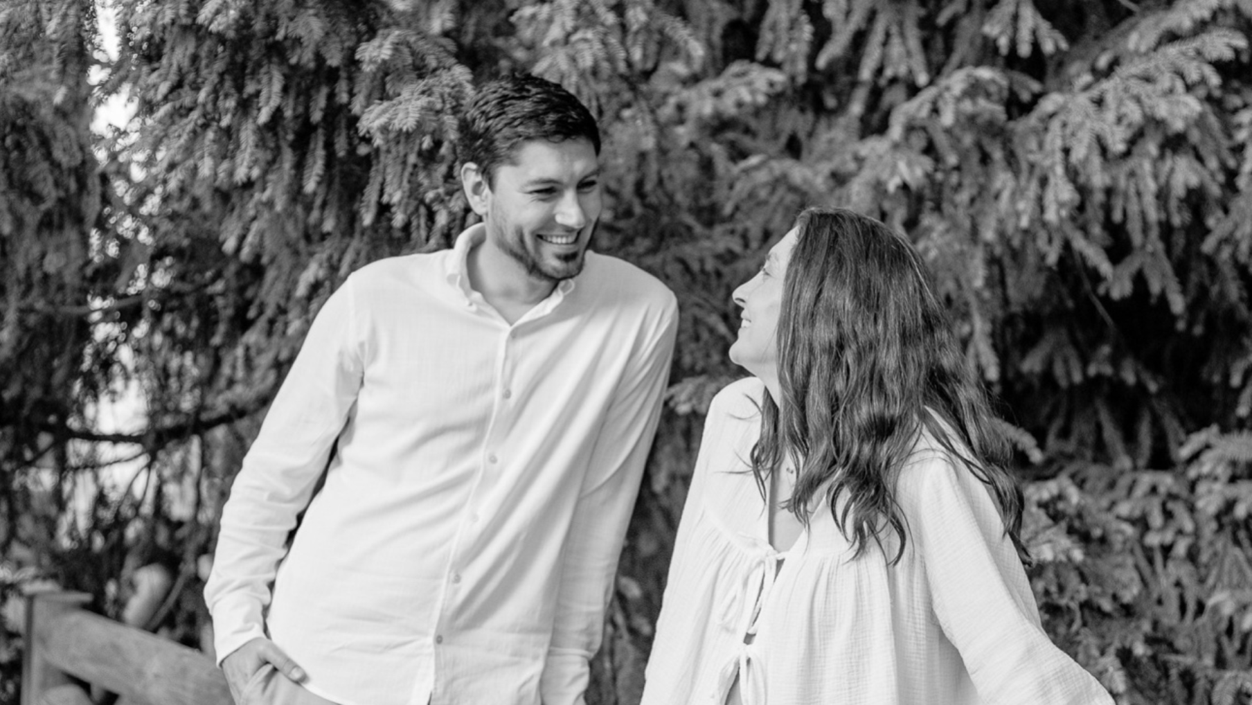 Maca y Víctor caminando entre los árboles