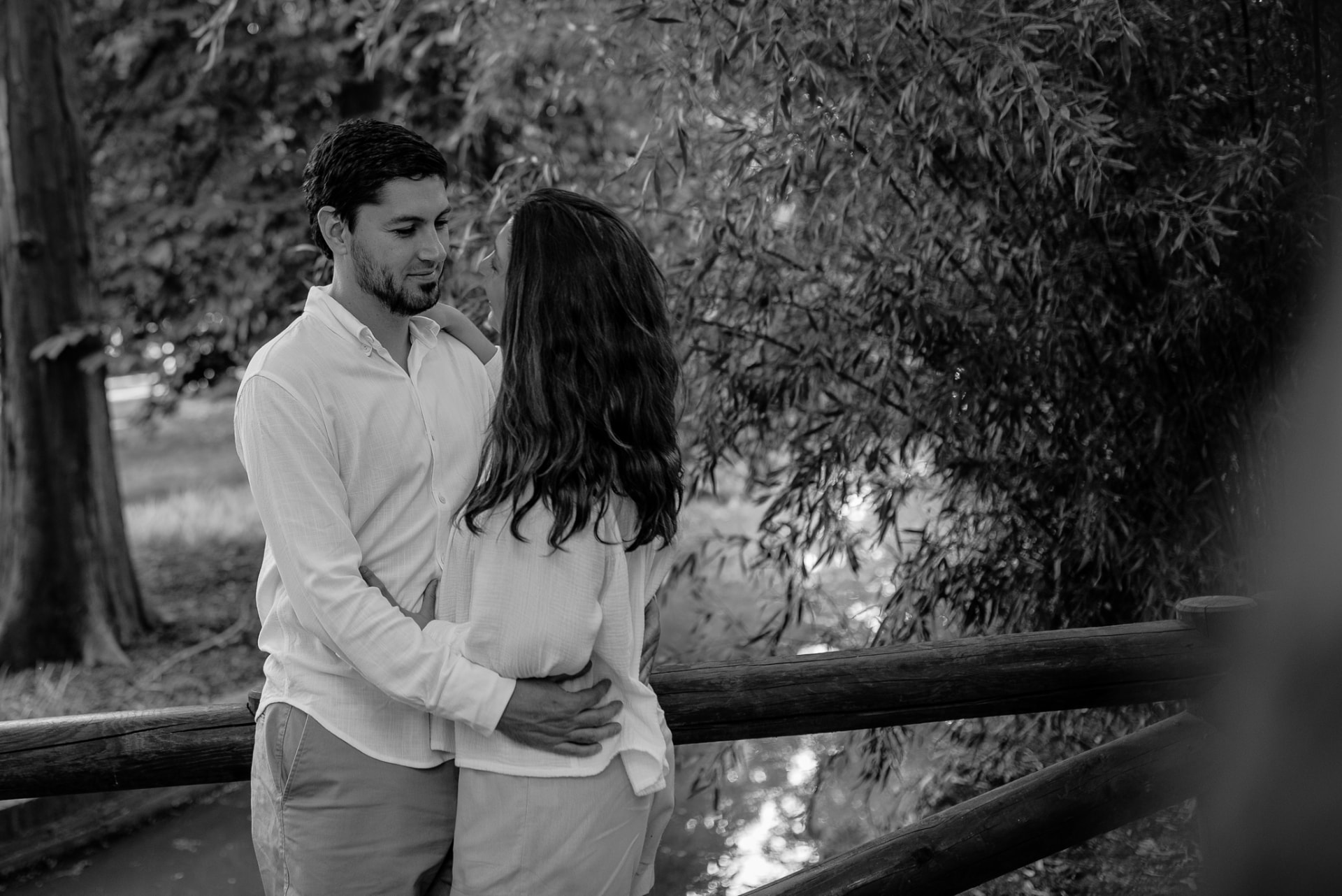 Maca y Víctor mirándose junto al agua