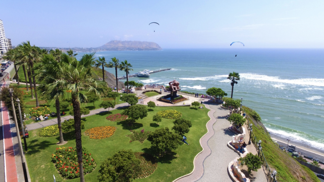 Malecón de Miraflores y Parque del Amor frente al Pacífico